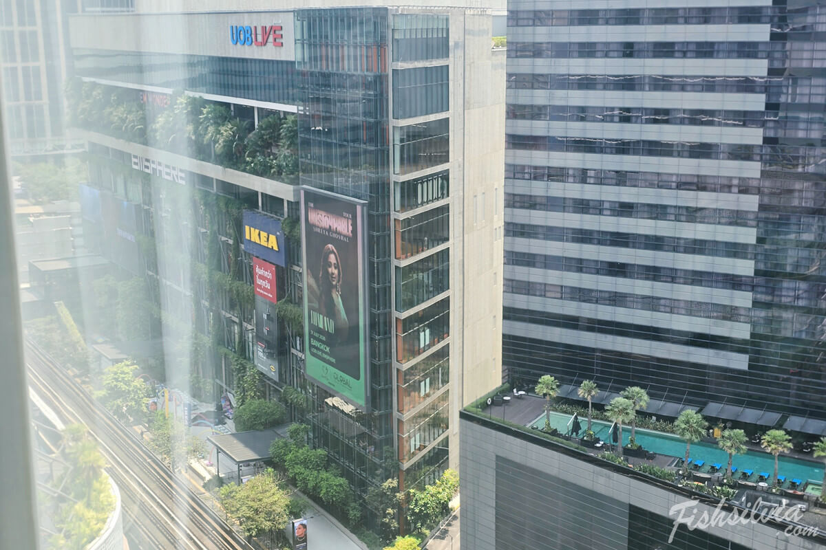 從 KROMO 飯店走路就到最新百貨 EmSphere，就在對面
