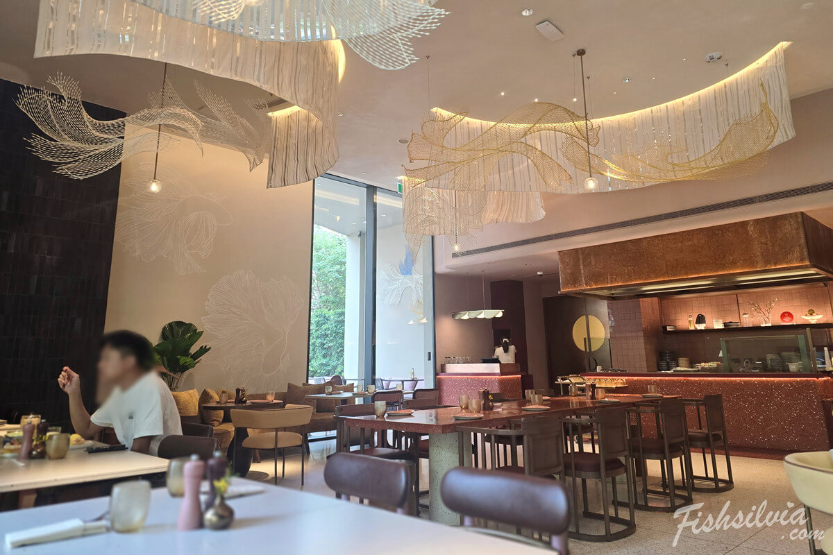 KROMO 飯店餐廳環境，採光超好有自然光，適合慢慢享用早餐