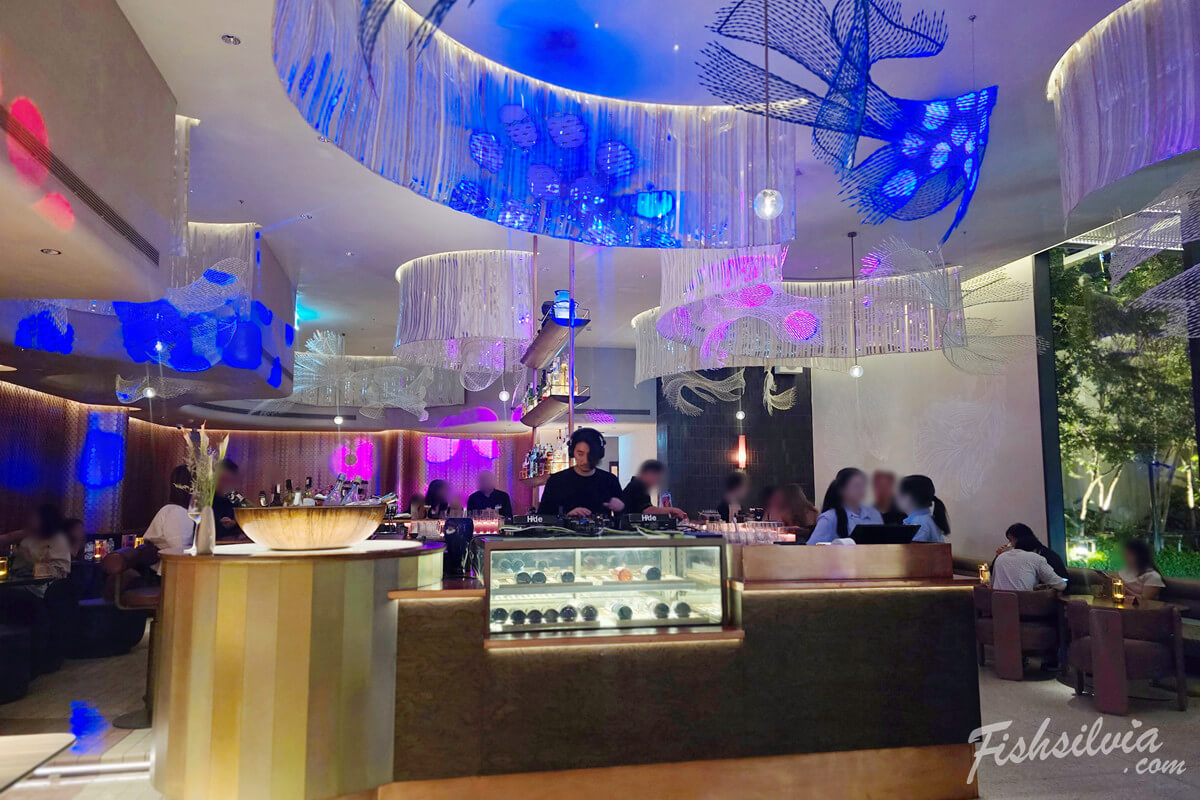 曼谷住宿推薦KROMO 飯店酒吧的藝術裝置細節