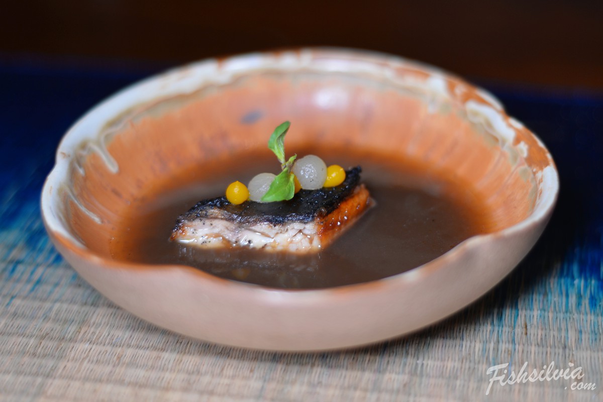 曼谷約會餐廳 THARN Bangkok 擺盤精緻且鮮味濃郁的泰式魚湯